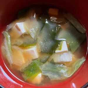 豆腐とレタス、わかめの味噌汁